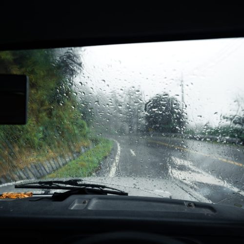 Cómo conducir de forma segura durante la temporada de lluvias en Panamá